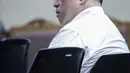 Aspidum Kejati DKI Jakarta Agus Winoto menjalani sidang pembacaan dakwaan di Pengadilan Tipikor, Jakarta, Senin (4/11/2019). Agus Winoto didakwa menerima suap dari dua pengusaha terkait pengurusan perkara di Pengadilan Negeri Jakarta Barat tahun 2019. (Liputan6.com/Faizal Fanani)