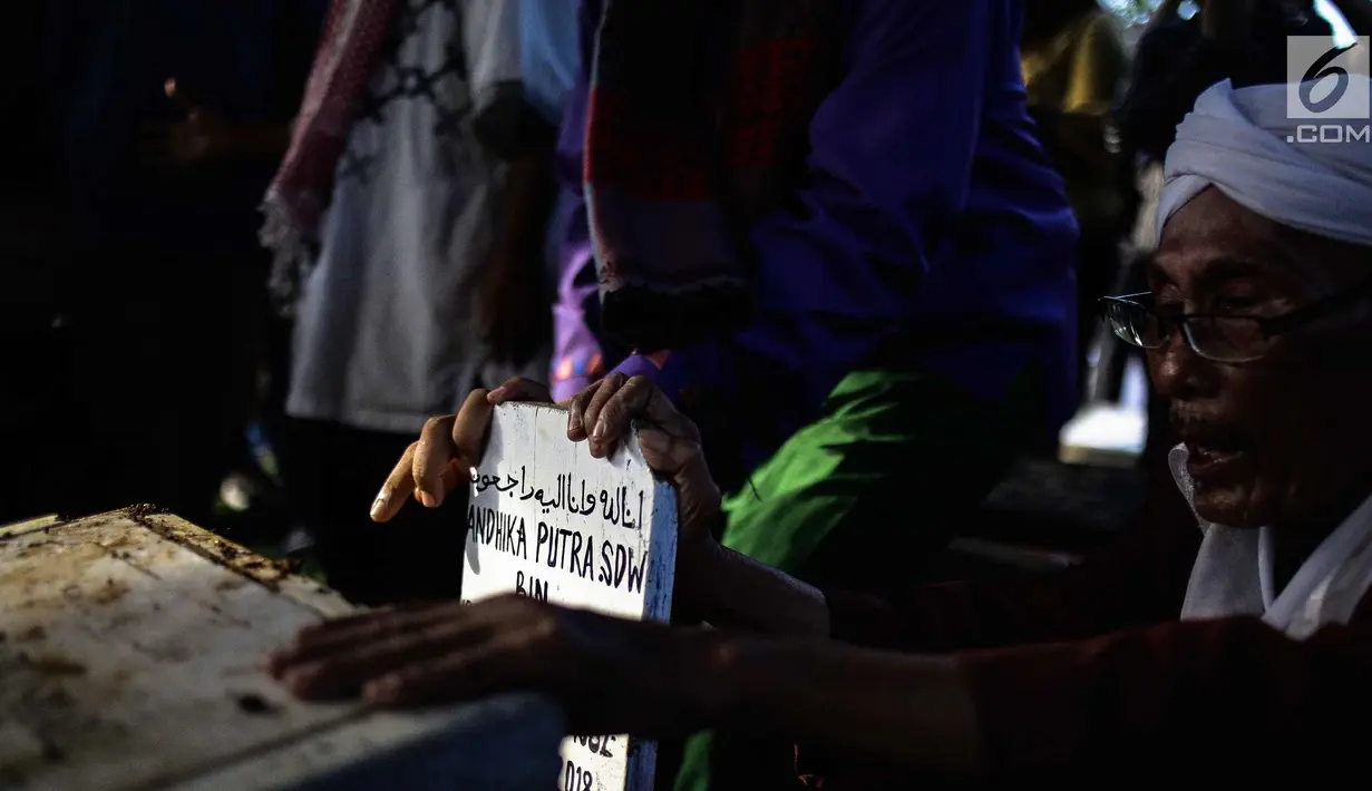 Keluarga saat memakamkan jenazah almarhum Andika Putra Sahadewa di TPU Sunan Giri, Rawamangun, Jakarta, Selasa (10/9). Andika Putra Sahadewa meninggal diduga terkena serangan jantung. (Liputan6.com/Faizal Fanani)