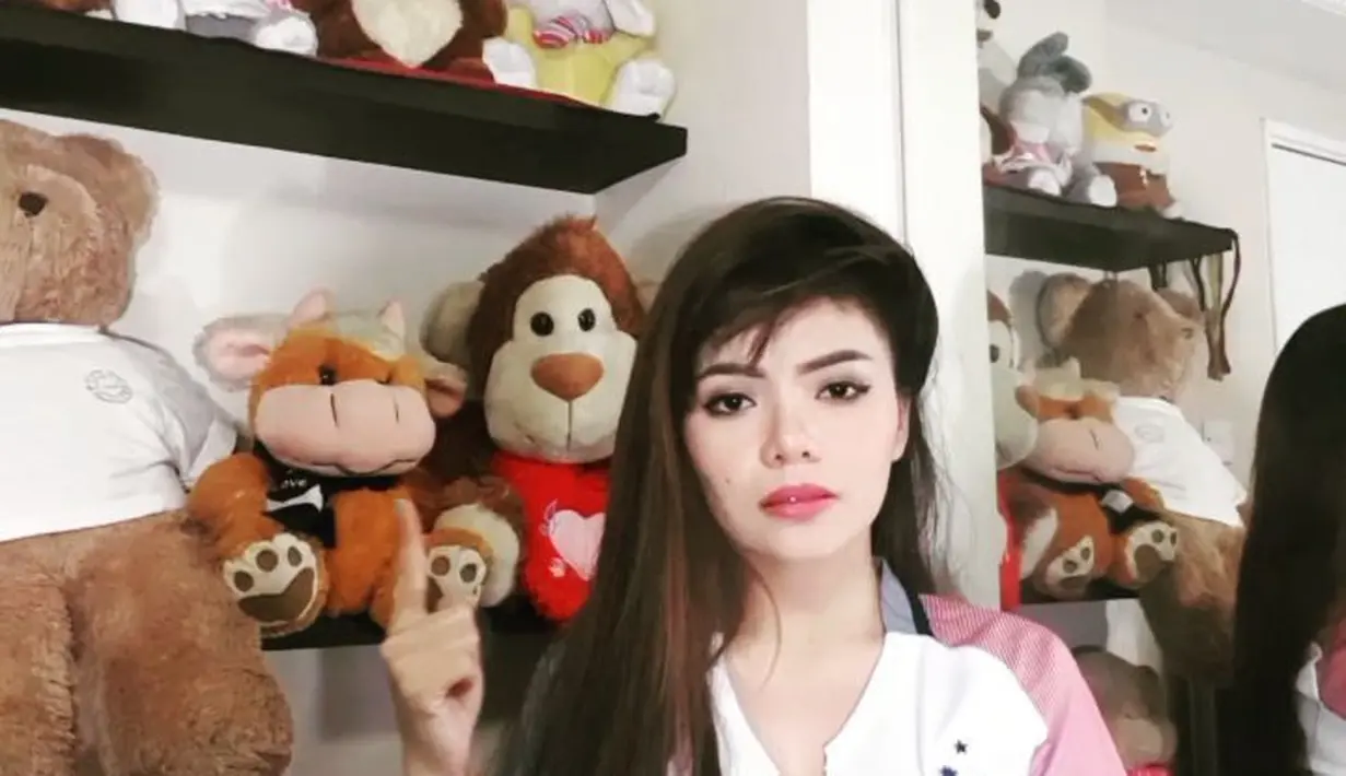 Aksi nekad itu diunggah dalam akun instagram sebagai memenuhi janjinya. "Lunas yah janji aku buat kemenangan prancis 😋😋😋," tulis dinar_candy yang diunggah hari ini. (instagram/dinar_candy)