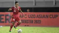 Pemain Timnas Indonesia U-20, Robi Darwis saat pertandingan Grup F Kualifikasi Piala Asia U-20 2023 melawan Timnas Vietnam U-20 di Stadion Gelora Bung Tomo, Surabaya,&nbsp;Minggu (18/9/2022). (Bola.com/Ikhwan Yanuar)