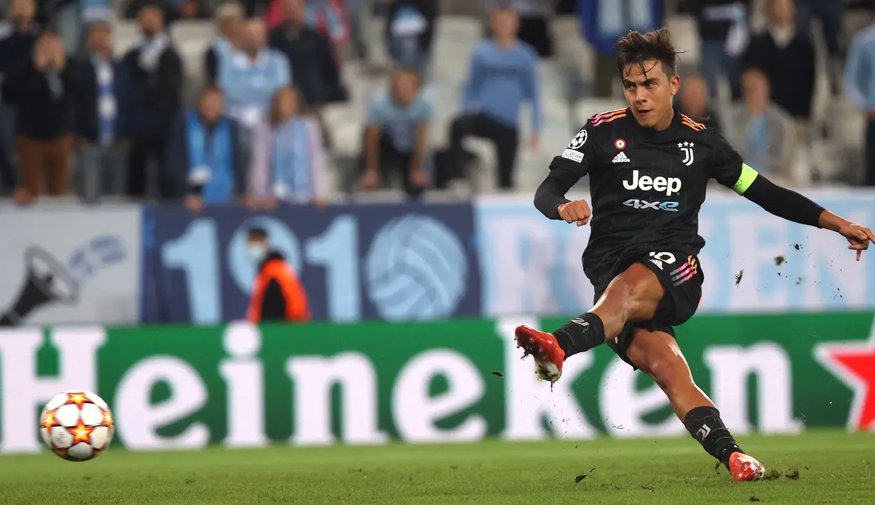 Juventus terus gencarkan serangan. Juventus menambah keunggulan pada menit ke-41 setelah Alvaro Morata dilanggar di kotak terlarang. Paulo Dybala sukses menjadi algojo penalti walapun sempat terpeleset. (Foto: TT News via AFP/Andreas Hillergren)