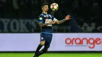 Arthur Cunha saat jadi kapten Arema pada laga melawan Perseru di Stadion Gajayana, Malang, Sabtu (10/6/2017). (Bola.com/Iwan Setiawan)