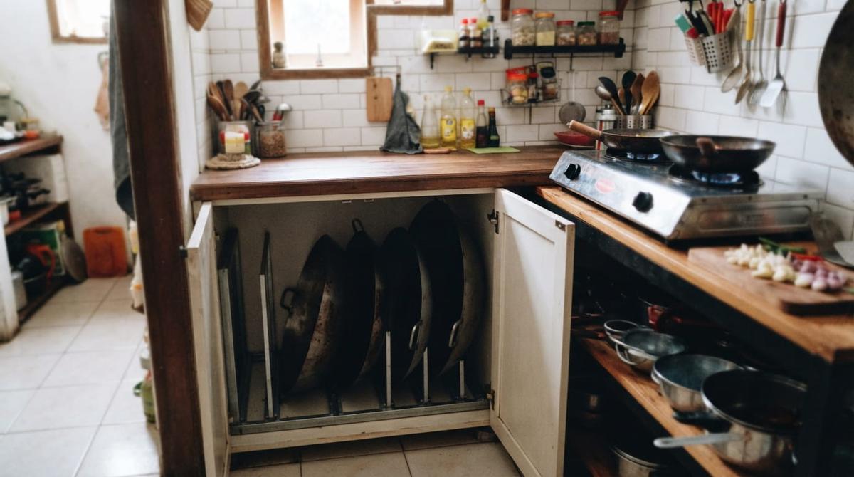Cara Menyimpan Wajan Besar di Dapur Sempit