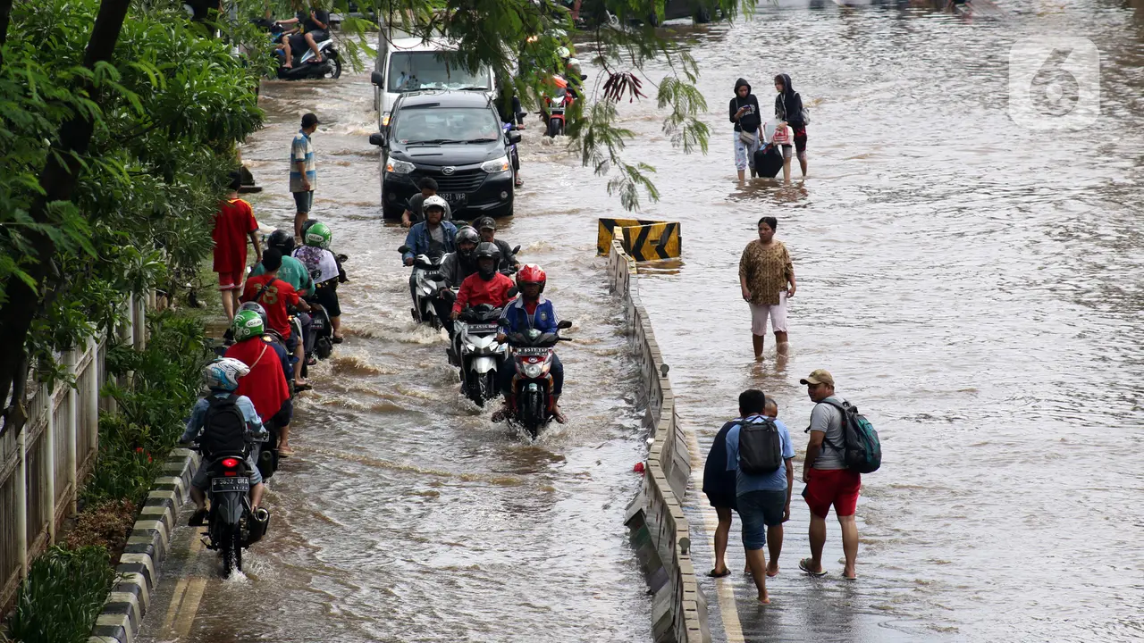 Perempatan Green Garden Masih Tergenang Banjir