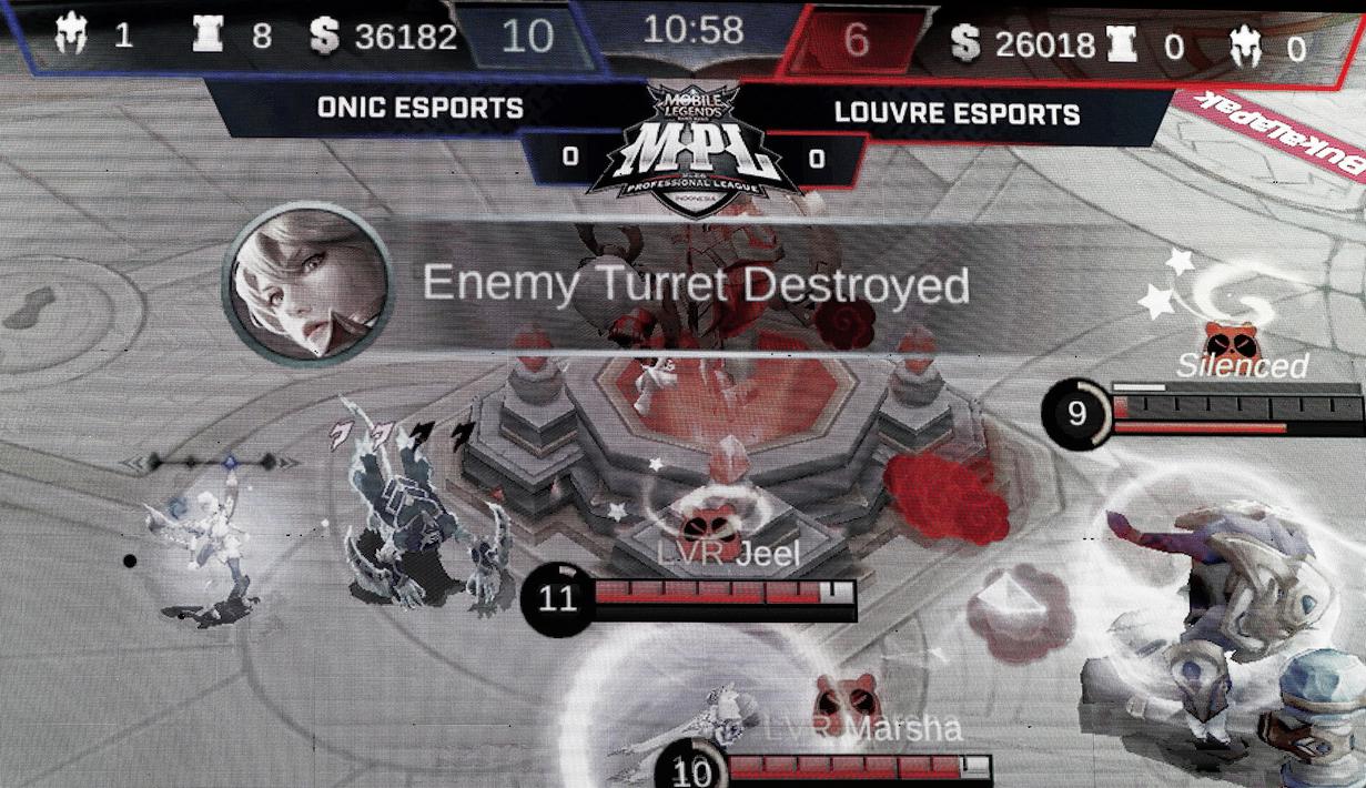 Tampilan layar saat tim e-Sports, ONIC, melawan Louvre pada babak final Turnamen Mobile Legends: Bang Bang Profesional League (MPL) Indonesia Season 3 di Britama Arena, Jakarta, Jumat (3/5). ONIC menang 2-0 atas Louvre. (Bola.com/Yoppy Renato)