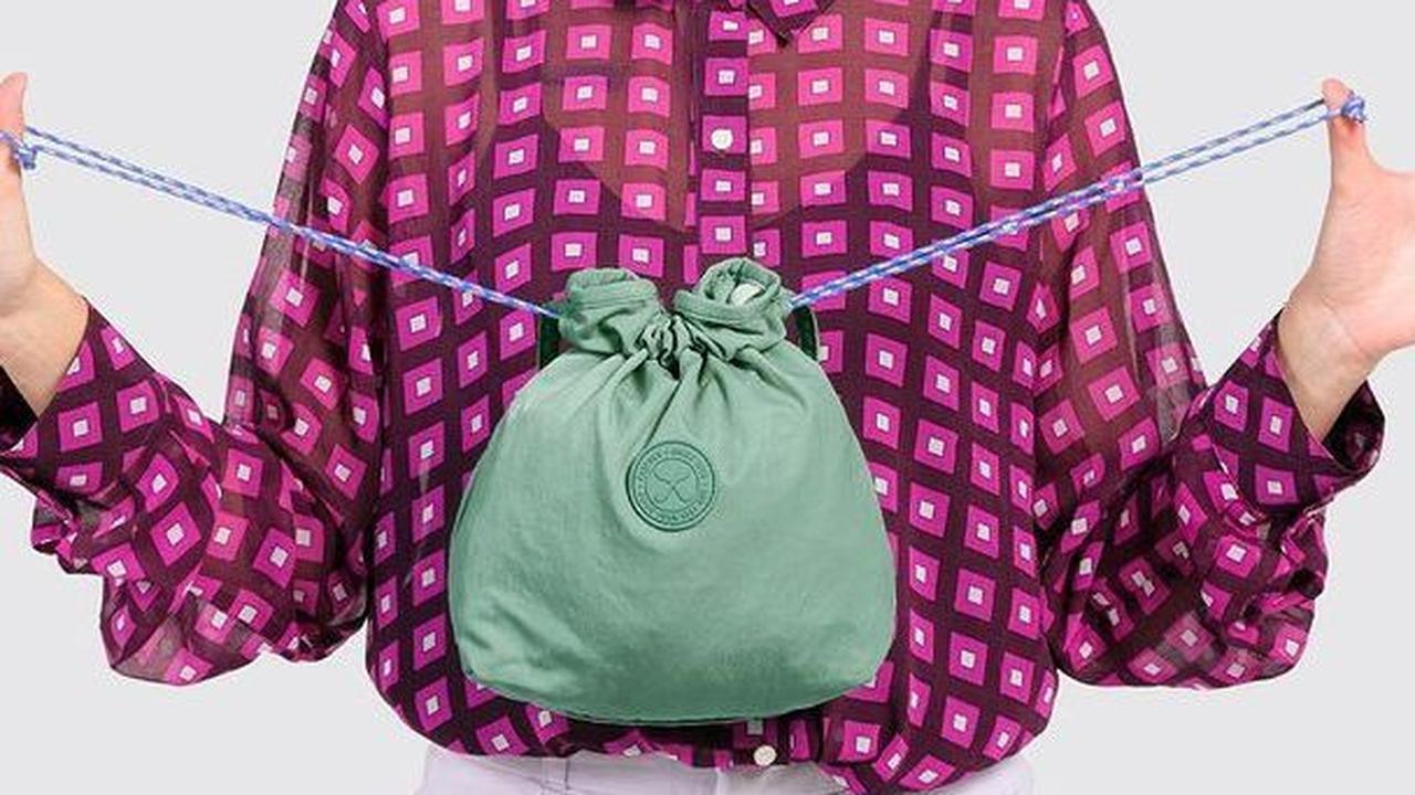 4. Carry-On Pouch dengan Pilihan Warna yang Cerah