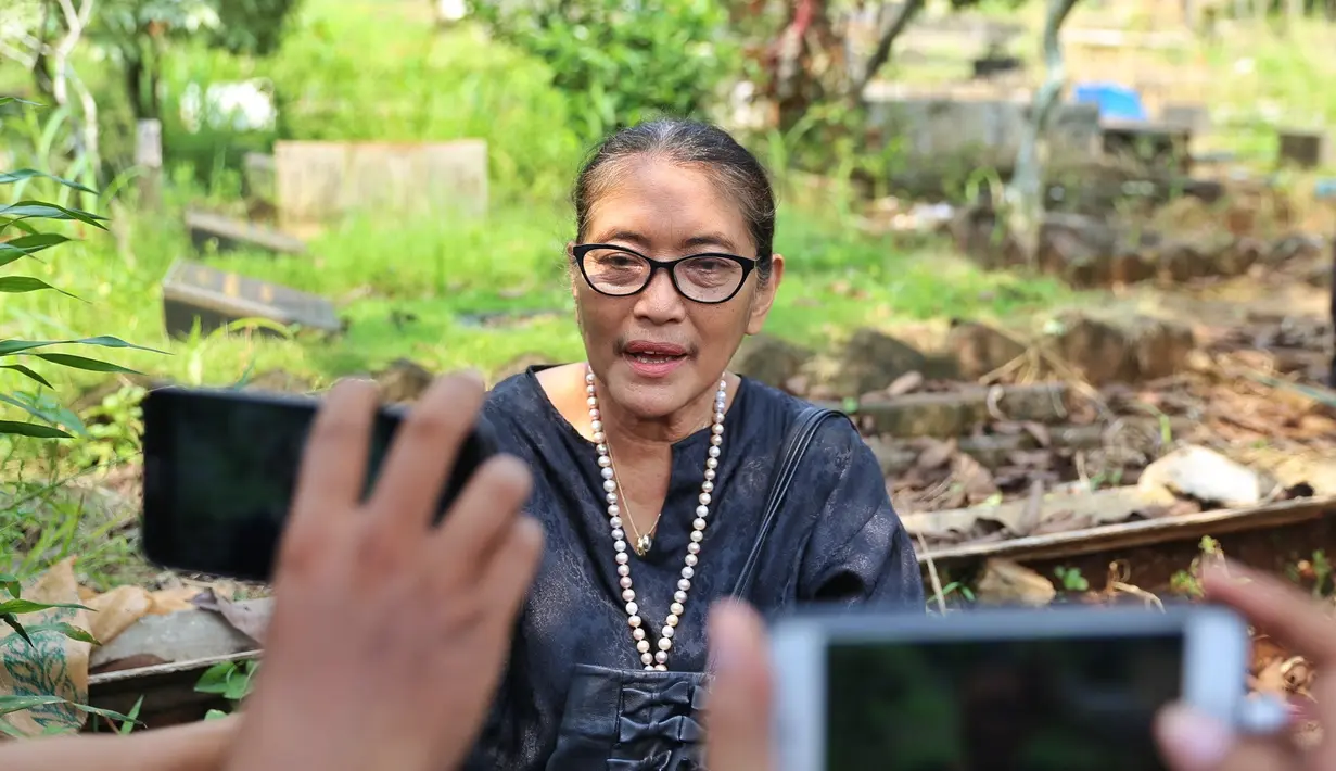 "Saya kenal sama mas Amoroso itu dari saya gadis, 20 tahun sampai sekarang saya janda, 66 tahun," ucapnya, Selasa (17/4/2018). (Nurwahyunan/Bintang.com)