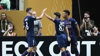 Pemain PSG, Joao Neves (tengah), merayakan gol bersama Fabian Ruiz (kiri) dan Desire Doue dalam laga babak 16 besar Piala Dunia Antarklub melawan Inter Miami di Atlanta, Minggu (29/6/2025). (AP Photo/Brynn Anderson)
