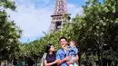 Keluarga kecil Titi Kamal dan Christian Sugiono menikmati jalan pagi di Champ De Mars, Paris. (Photo : Instagram)