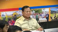 Presiden Prabowo Subianto menggelar rapat terbatas bersama sejumlah anggota Kabinet Merah Putih di posko terpadu penanganan bencana banjir di Lanud Sultan Iskandar Muda, Provinsi Aceh, Minggu (7/12/2025) malam. (Foto: Liputan6.com/Lizsa Egeham).
