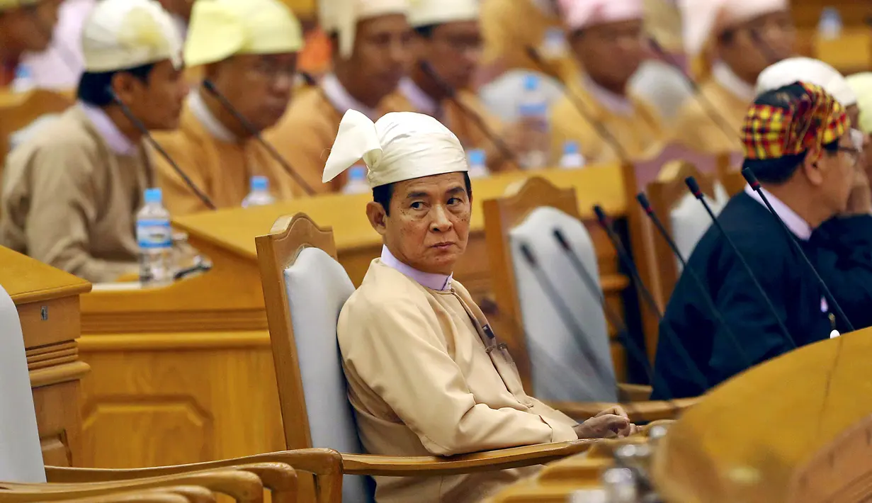 Win Myint yang telah mengundurkan diri dari posisinya sebagai Ketua DPR Myanmar menunggu dimulainya sidang parlemen di Naypyitaw, Rabu (28/3). Win Myint, sekutu dekat Aung San Suu Kyi, meraih 403 dari total 636 suara parlemen. (AP/Aung Shine Oo)