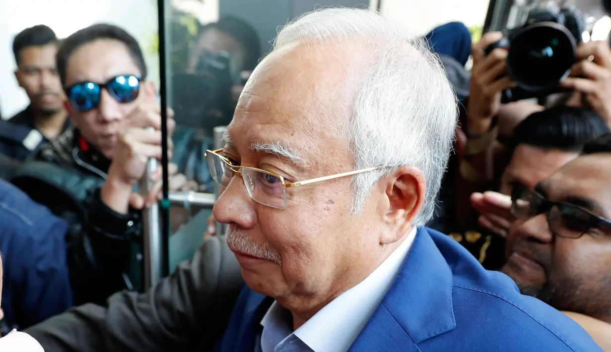 Mantan Perdana Menteri Najib Razak tiba di kantor Komisi Anti-Korupsi Malaysia (MACC) untuk menjalani pemeriksaan di Putrajaya, Selasa (22/5). Najib Razak akan dimintai keterangan mengenai aliran dana US$10,6 juta ke rekening pribadinya. (AP/Sadiq Asyraf)