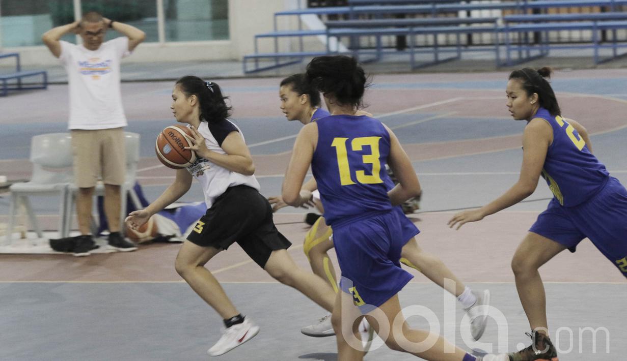 Para pebasket Merpati Bali berusaha mengejar pebasket UPH saat laga uji coba. Lemahnya konsistensi permainan merupakan fokus utama yang akan dibenahi klub asal Pulau Dewata tersebut. (Bola.com/M Iqbal Ichsan)