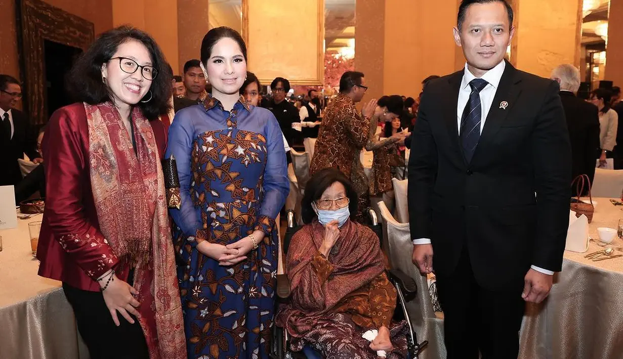 AHY sendiri tampil gagah mengenakan setelan jas dan celana panjang hitam, kemeja putih, dan dasi panjang bercorak. Mana penampilan Annisa Pohan yang jadi favoritmu, Sahabat FIMELA? [Foto: Instagram/agusyudhoyono]