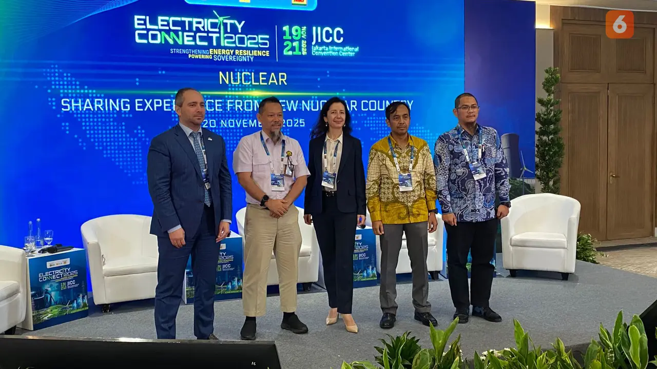 Wakil Direktur Jenderal Solusi Energi Terapung Rosatom Mechanical Engineering LLC Vladimir Aptekarev menjadi pembicara dalam acara Electricity Connect 2025 pada sesi Sharing Experience from New Nuclear Country pada Kamis (20/11/2025) di JICC, Jakarta.