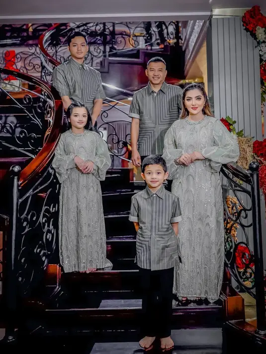 Lace dress yang dikenakan Ashanty buat penampilannya semakin elegan. [@ashanty_ash]