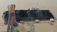 Proses muat batu bara ke tongkang di Pelabuhan Musi 2 yang dikelola PT RMK Energy Tbk. RMKE memiliki kapasitas muat batu bara ke tongkang hingga 25 juta ton per tahun. (Dok&nbsp;RMKE)