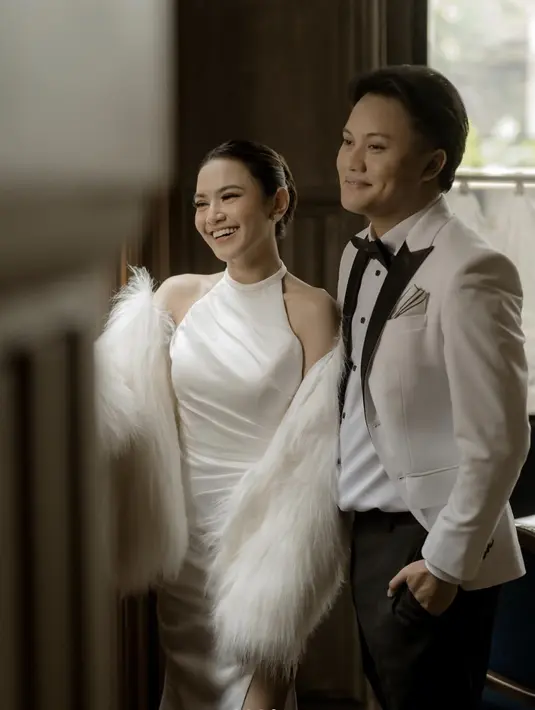 Dress-nya berpadu sempurna dengan tuksedo Rizky Febian yang bernuansa senada. [Foto: Instagram/ Mahalini]