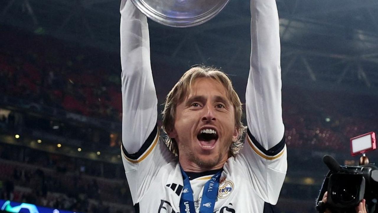 Luka Modric mengangkat trofi saat merayakan kemenangan di final Liga Champions. Foto: REUTERS