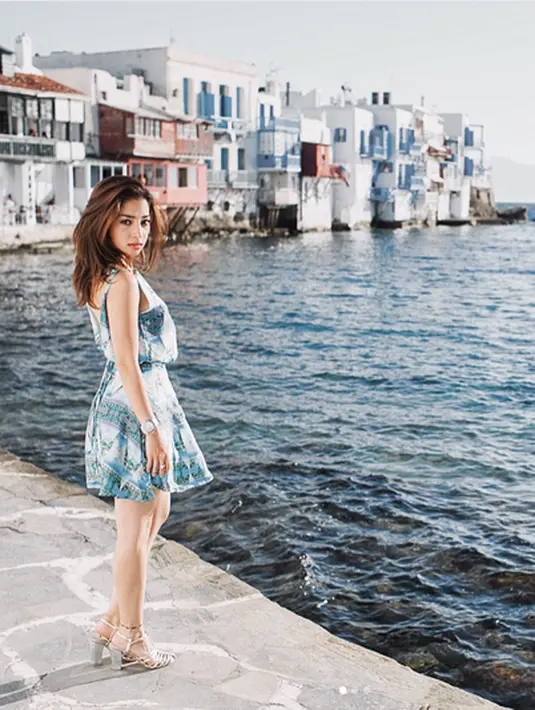 "Matchy matcy with the sky and the sea (Samaan dengan langit dan laut)," tulis Nikita Willy sebagai keterangan foto yang langsung disukai lebih dari 52 ribu pengguna Instagram. (Instagram/nikitawillyofficial94)
