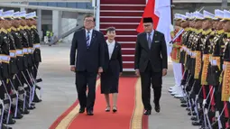 Kedatangan PM Jepang Shigeru Ishiba dan istri Yoshiko Ishiba disambut langsung oleh Menteri Investasi dan Hilirisasi/Kepala Badan Koordinasi dan Penanaman Modal Rosan P. Roeslani. (BAY ISMOYO/AFP)