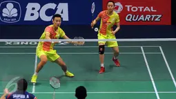 Ganda campuran Tiongkok, Zhang Nan/Zhao Yunlei mengembalikan bola ke arah pemain Indonesia, Alfian Eko Prasetya/Annisa Saufika di perempat final BCA Indonesia Open 2016, Jakarta, Jumat (3/6). (Liputan6.com/Helmi Fithriansyah)