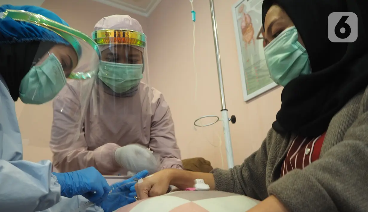 Perawat memberi cairan antioksidan saat perawatan tubuh wanita di The Aesthetics Salon, Jalan Raya Yasmin, Bogor, Jawa Barat, Minggu (14/6/2020). Saat ini, protokol kesehatan untuk memutus penyebaran COVID-19 telah menjadi kebiasaan masyarakat di berbagai sendi kehidupan. (merdeka.com/Arie Basuki)