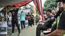 Sejumlah juri saat menyaksikan peserta lomba katapel saat Gebyar Budaya Nganten Temat II di RPTRA Dahlia, Kramat Jati, Jakarta Timur, Minggu (26/6/2022). Lomba katapel itu dalam rangka memeriahkan Gebyar Budaya Nganten Temat yang merupakan rangkaian dari perayaan HUT ke-495 DKI Jakarta. (merdeka.com/Iqbal S Nugroho)