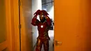 Penggemar berpakaian seperti karakter Iron Man bersiap di belakang panggung sebelum konferensi pers Bangkok Entertainment Week 2016 di Bangkok Art and Culture Centre (BACC), Thailand, Kamis (21/4/2016). (REUTERS/Athit Perawongmetha)
