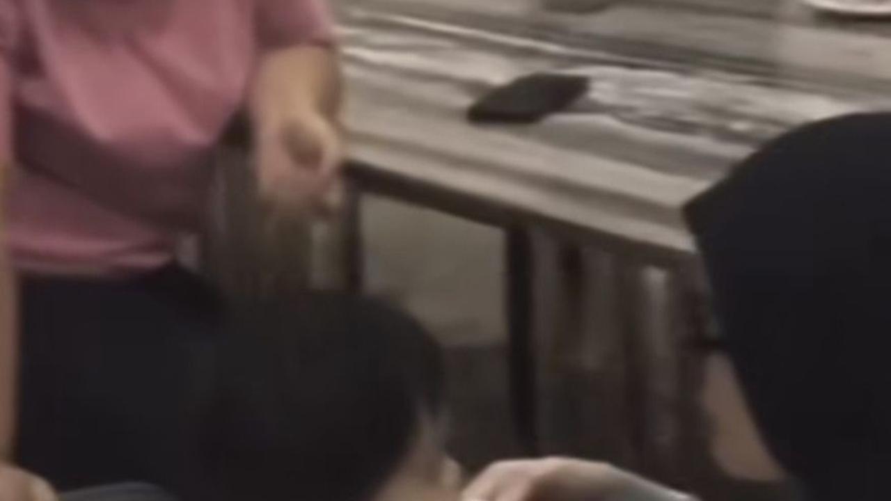 Adzam Nempel ke Putri Delina