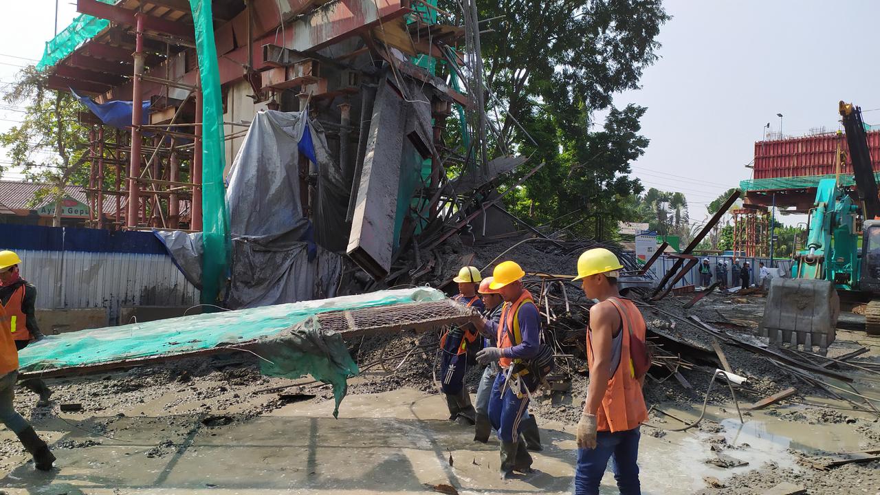 Kepala tiang Tol Bogor Outer Ring Road (BORR) yang berada di Jalan Soleh Iskandar, Tanah Sareal, Kota Bogor, ambruk pada Rabu (10/7/2019) dini hari. (Liputan6/Achmad Sudarno)