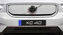 Volvo resmi meluncurkan mobil listrik perdananya, XC40 Recharge dalam acara di Los Angeles, California pada 16 Oktober 2019. Bagian grille terlihat tertutup dengan sedikit ruang di bagian bawah seperti yang sempat diperlihatkan melalui sketsa. (AP/Michael Owen Baker)