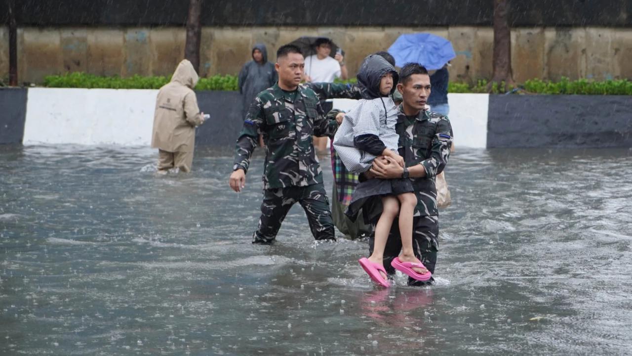 FOTO: Banjir Pademangan, Prajurit TNI AL Bantu Warga
