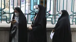 Warga berbaris di luar tempat pemungutan suara sebelum pembukaan untuk pemilihan presiden di Teheran, Iran, Jumat (18/6/2021). Warga Iran mulai memberikan suaranya dalam pemilihan presiden. (AP Photo/Vahid Salemi)