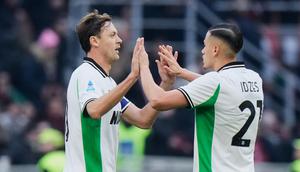 Adapun Sassuolo menghuni peringkat ke-9 dengan angka 21. Tim berjulukan Neroverdi memperpanjang tren positif dari musim lalu dengan mengalahkan Fiorentina 3-1, dan kini sukses mencuri satu poin di tim favorit juara AC Milan. (AP Photo/Luca Bruno)
