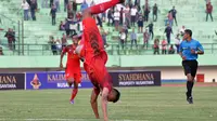 Gol indah Tinton mengantar Persis mengalahkan Persip sekaligus meraih kemenangan perdana di ISC B 2016, Sabtu (4/6/2016). (Bola.com/Romi Syahputra)
