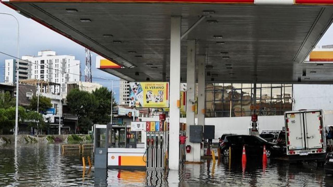 Beberapa wilayah juga mengalami pemadaman listrik karena kabel terendam air. Foto: REUTERS / Agustin Marcarian