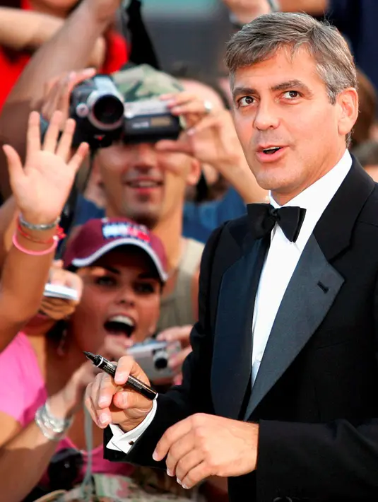 Menurut sang penggemar, George Clooney memang benar-benar pria sejati. Ia bisa memperlakukan semua orang di sekitarnya dengan sangat baik. (Bintang/EPA)