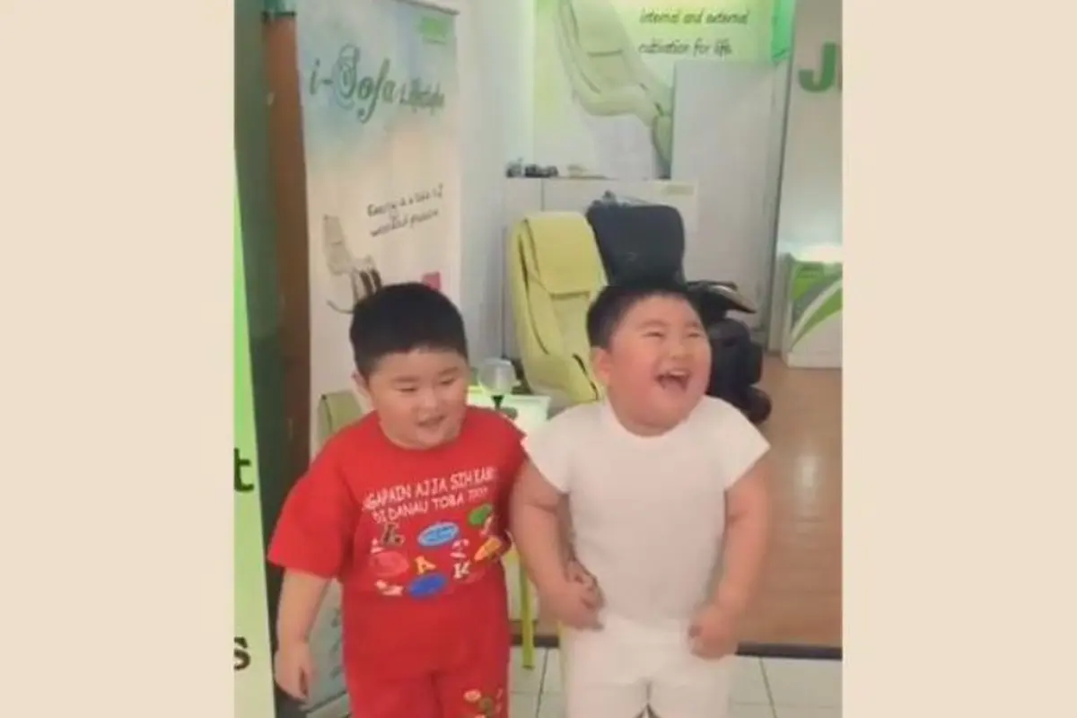 [Bintang] Simak Kelucuan Dua Bocah Kembar Joget Getar! Bikin Ngakak!