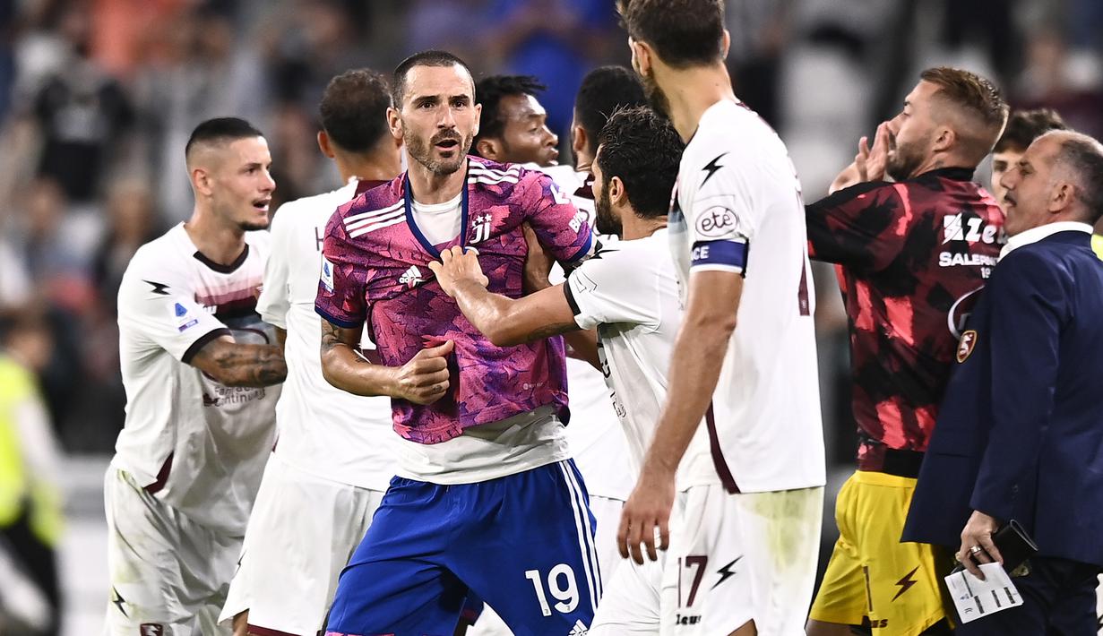 Keributan pun terjadi usai VAR menganulir gol Arkadiusz Milik karena terindikasi ada pergerakan Lenardo Bonucci dalam posisi offside. Atas keributan tersebut wasit pun mengeluarkan 3 kartu merah, satu untuk pemain salernitana, Federico Fazio dan dua lagi untuk kubu Juventus Juan Cuadrado serta pelatih Massimiliano Allegri. (LaPresse via AP/Fabio Ferrari)