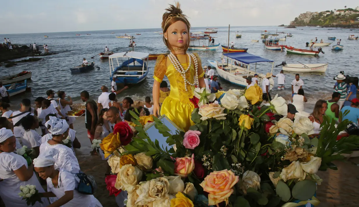 Sebuah boneka besar yang mewakili Dewi Laut Yemanja dibawa menuju ke laut dari pantai Pantai Red River di Salvador, Brasil (2/2). Dalam kepercayaan Afro-Brasil, Yemanja diyakini sebagai representasi dewi laut yang cantik jelita. (AP Photo / Eraldo Peres)