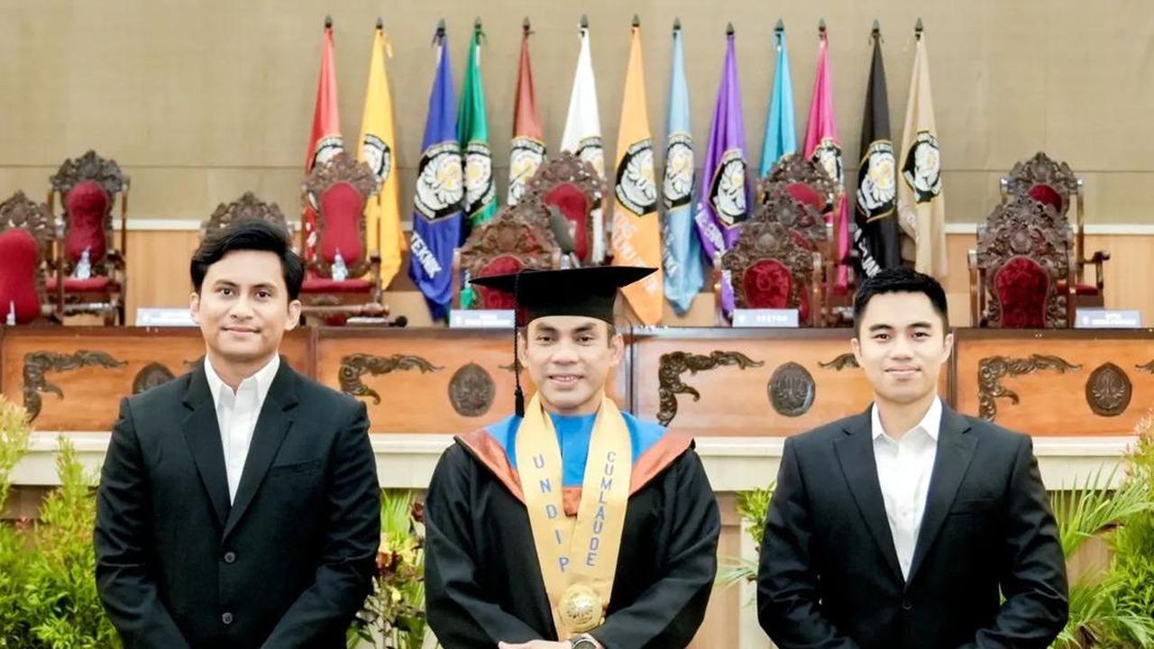 Brigjen Polisi Singgamata menorehkan prestasi gemilang. Ia berhasil menyelesaikan pendidikan S3 di Universitas Diponegoro, Semarang. Singgamata kini bergelar Doktor Ilmu Hukum. <br>