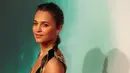 Alicia Vikander saat tiba menghadiri pemutaran film Tomb Raider, di London (6/3). Tomb Raider merupakan film aksi petualangan 2018 yang disutradarai Roar Uthaug dan ditulis oleh Geneva Robertson-Dworet dan Alastair Siddons. (AFP Photo/Daniel Leal-Olivas)