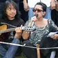 Dewa Budjana memainkan gitar mengiringi nyanyian pujian di pemakaman Ireng Maulana. [Foto: Herman Zakharia/Liputan6.com]