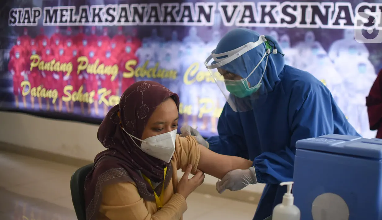Petugas medis menyuntikkan vaksin Coronavac kepada tenaga kesehatan di Rumah Sakit Darurat Covid-19 Wisma Atlet Kemayoran, Jakarta, Rabu (20/1/2021). Sebanyak 2.630 tenaga kesehatan di RSD Wisma Atlet divaksinasi Covid-19 secara bertahap. (Liputan6.com/Fery Pradolo)