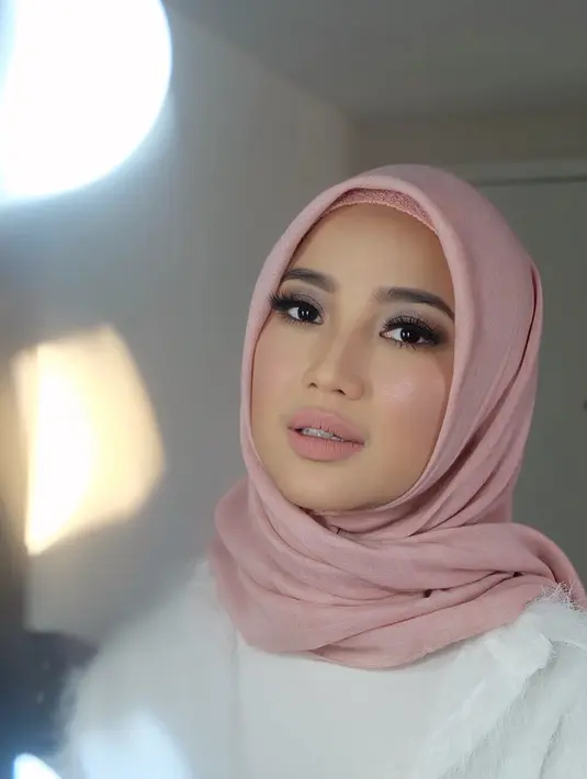Baby pink dipadankan dengan warna putih memang jadi andalan banget. Kamu bisa terlihat cantik dan manis dengan padanan warna ini. (instagram/chafrederica)