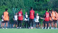 Pelatih Persija Jakarta, Mauricio Souza, memberikan arahan kepada anak asuhnya saat sesi latihan di Nirwana Park, Sawangan, Depok, Jawa Barat, Kamis (31/7/2025). (Bola.com/M Iqbal Ichsan)