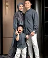 Citra Kirana kompakan bareng suami dan buah hati kenakan baju sarimbit warna charcoal senada. Pilihan warna yang bold buat looks keluarga ini terlihat elegan. [@citraciki].