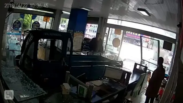 Injak Pedal Gas, Anjing Tabrakkan Truk ke Toko Ponsel
