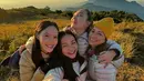 Yura Yunita, Luna Maya, Marianne Rumantir, dan Della Dartyan sah jadi anak gunung dengan taklukkan Gunung Prau. Intip gaya outdoor khas pendaki yang kece dari ke empat bestie ini yuk! [@yurayunita]